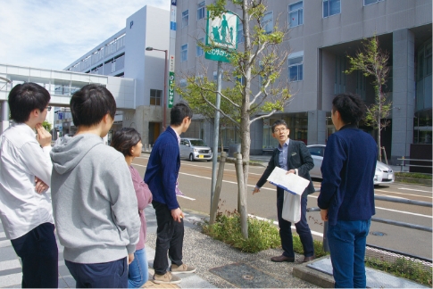 モデルハウス見学の風景