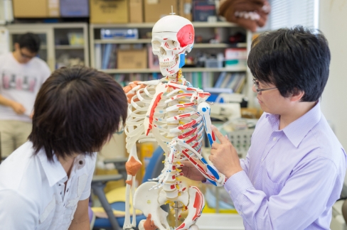 学生が研究をしている風景